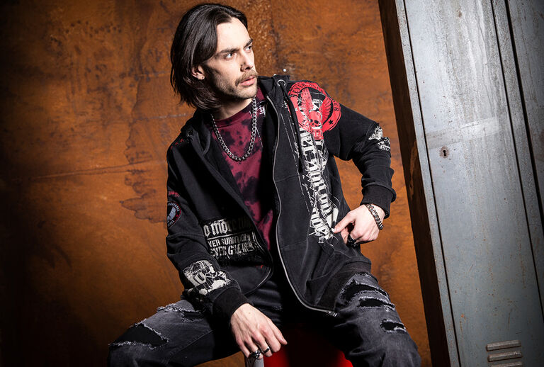 Original Sinner / This isn&rsquo;t about playing it safe. The Original Sinners collection stands for rock (and biker) inspired streetwear: raw, rebellious, and authentic. Dark, washed-out color palettes, used effects, and tattoo aesthetics form a clear design language. Skulls, wings, crosses, and heraldic elements meet vintage-inspired typography, each piece feels like a statement item with strong recognition value.Elaborately executed prints, from front prints to all-over designs, blend with embroidery, patches, and textured surfaces. Lacing, bands, raw edges, and destroyed details add depth and attitude, while tie-dye and acid-wash effects create a distinctive patina. The silhouettes are proven and precisely cut: fitted T-shirts and longsleeves, along with layering pieces like hoodies, zip jackets, and vests. For women, tailored with subtle feminine accents; for men, masculine and body-defining. Classic fits, refined for a modern edge.Original Sinners is rockwear with character, uncompromising in style, high-quality in execution, and far removed from short-lived trends. For those who don&rsquo;t need to explain their look, they wear it. Timeless rock styles, reinterpreted for today and made for the street. Original Sinners : made for the unapologetic. / Scopri ora!