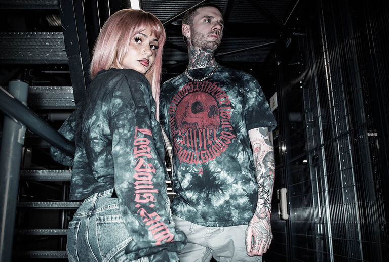 Lost Souls / Lost Souls combines youthful streetwear styles with a dark, modern aesthetic. Deep tie-dye washes in black and red meet raw-looking graphics and striking prints, lending each piece a mystical intensity.The collection features precise, contemporary cuts: T-shirts, hoodies, jumpers, cropped tops and joggers create urban silhouettes that look casual, modern and full of character. Textured details, patches and wash effects enhance the individual look. / Scopri ora!