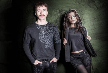 Celtic Snake / La collection Black Premium by EMP est brute, puissante et charg&eacute;e de symboles. Au c&oelig;ur du design : le serpent, symbole ancestral de force, de transformation et d&rsquo;invincibilit&eacute;. Associ&eacute; &agrave; de puissants motifs de n&oelig;uds celtiques, il cr&eacute;e un style qui ne demande pas la permission.... il affirme sa personnalit&eacute;.Nous avons d&eacute;velopp&eacute; des imprim&eacute;s et broderies exclusifs, dessin&eacute;s avec des d&eacute;tails nets et sans compromis, qui rendent chaque pi&egrave;ce imm&eacute;diatement reconnaissable. L&rsquo;ensemble est compl&eacute;t&eacute; par des finitions sp&eacute;ciales comme des boutons personnalis&eacute;s et des embouts de cordons con&ccedil;us sur mesure, qui rendent chaque v&ecirc;tement unique.Cette collection est faite pour attirer les regards. Trace ta propre voie avec la collection Celtic Snake de Black Premium by EMP ! / Découvrir !