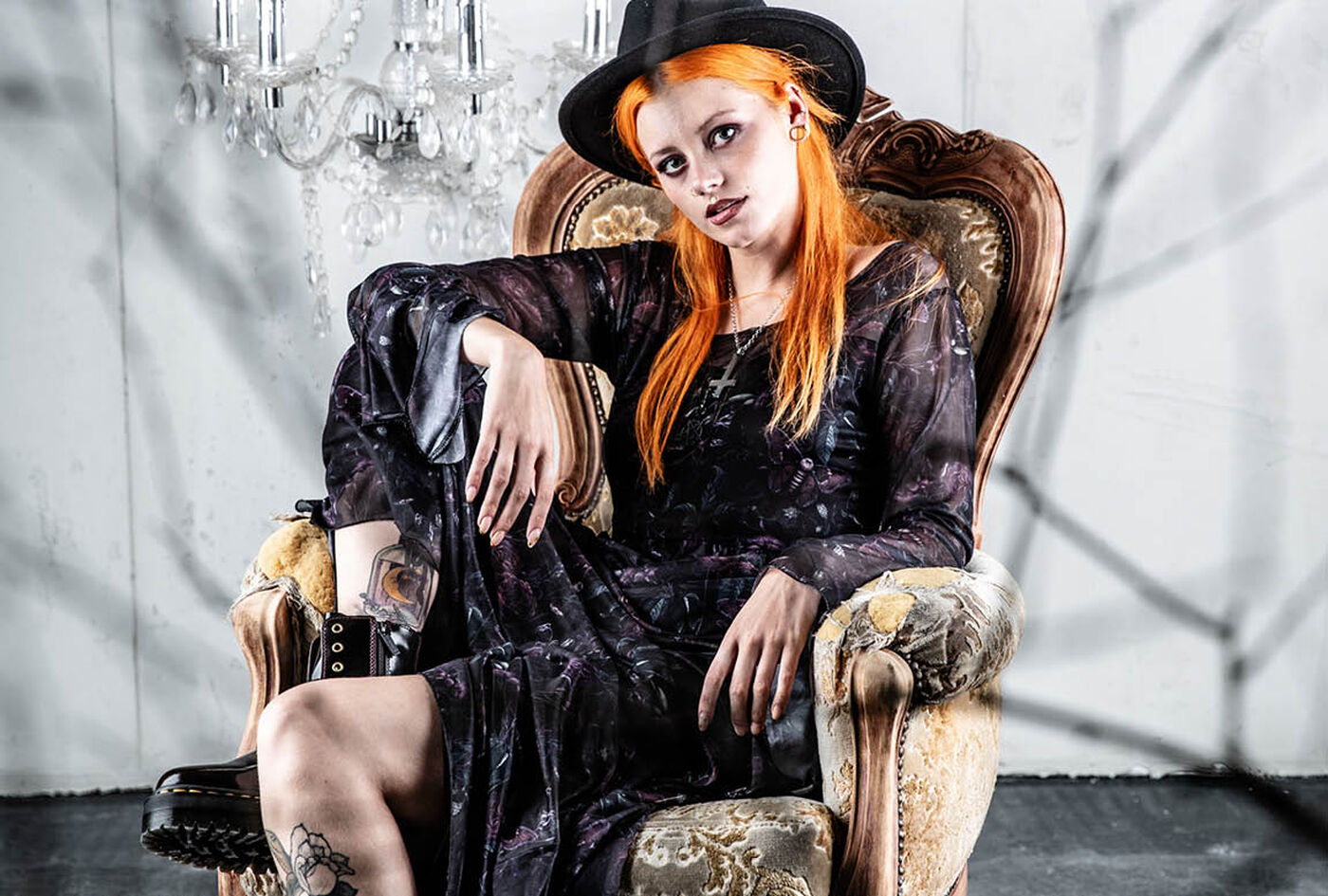 Mystical Woods / Mystical Woods ti trasporta in un mondo Whimsigoth: erbe magiche, falene ed elementi celestiali prendono vita su tessuti fluenti attraverso stampe, ricami e rilievi. L'ispirazione nasce dai look iconici di Stevie Nicks e dai grandi classici della cultura pop come "Streghe". Questo stile "Whimsigoth" &egrave; la sorella pi&ugrave; giovane e colorata del Gothic romantico.Uno dei pezzi forti della collezione estiva &egrave; il cappello a tesa larga in pregiato feltro di lana al 100%, con un ricamo esclusivo all'interno della tesa. Abbiamo scelto la pura lana per garantirti la massima qualit&agrave; e un accessorio che duri nel tempo. / Scopri ora!