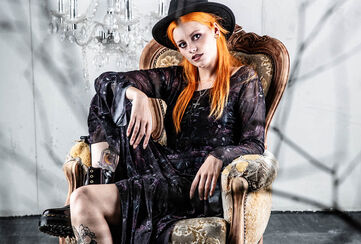 Mystical Woods / Mystical Woods ti trasporta in un mondo Whimsigoth: erbe magiche, falene ed elementi celestiali prendono vita su tessuti fluenti attraverso stampe, ricami e rilievi. L'ispirazione nasce dai look iconici di Stevie Nicks e dai grandi classici della cultura pop come "Streghe". Questo stile "Whimsigoth" &egrave; la sorella pi&ugrave; giovane e colorata del Gothic romantico.Uno dei pezzi forti della collezione estiva &egrave; il cappello a tesa larga in pregiato feltro di lana al 100%, con un ricamo esclusivo all'interno della tesa. Abbiamo scelto la pura lana per garantirti la massima qualit&agrave; e un accessorio che duri nel tempo. / Scopri ora!