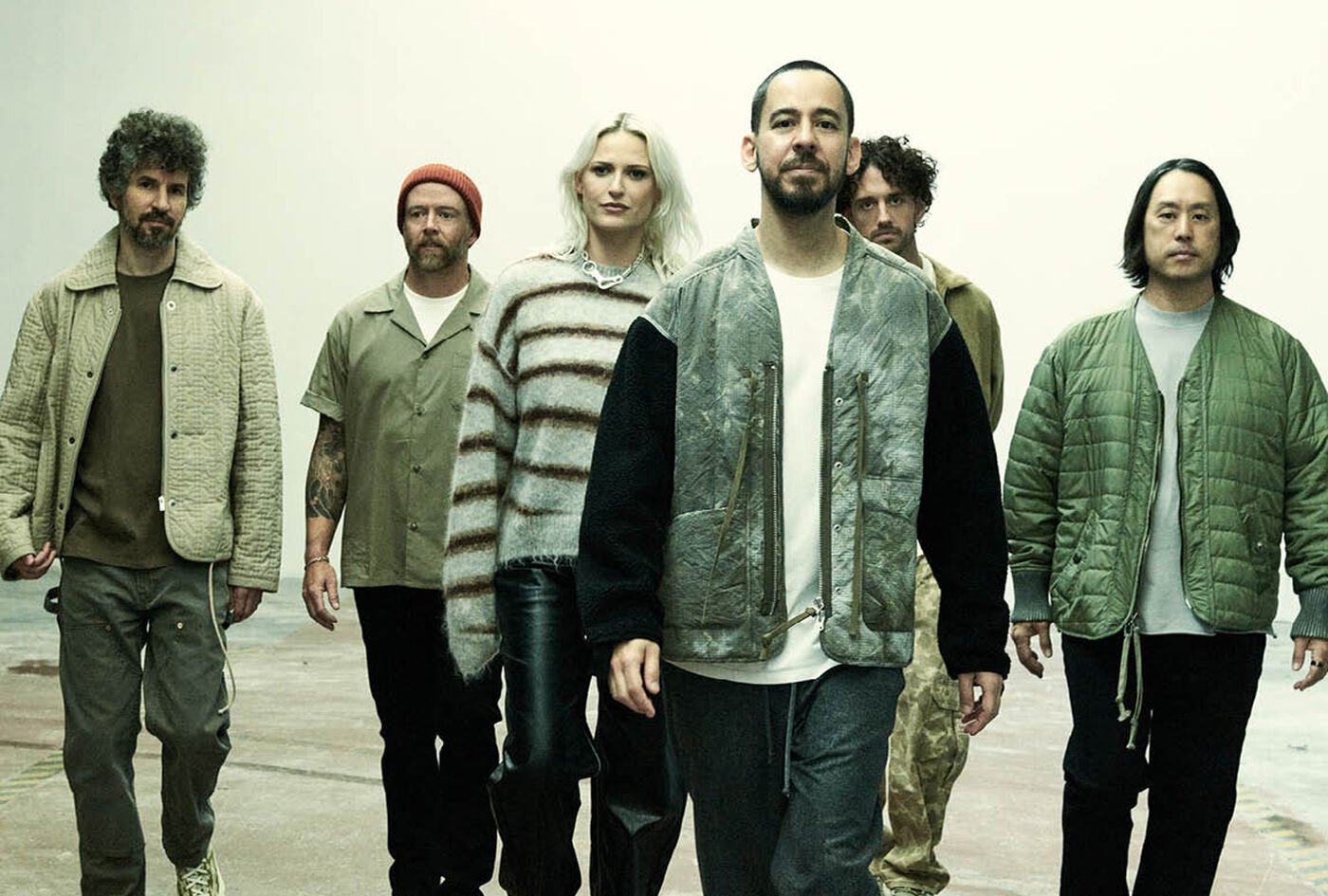 I Linkin Park sono innegabilmente una delle rock band pi&ugrave; influenti degli ultimi decenni, con innumerevoli successi indimenticabili che hanno plasmato il panorama musicale moderno.Ora, sette anni dopo il loro ultimo album e la straziante perdita di Chester Bennington, sono tornati con il loro nuovo potente disco: From Zero.Non perdere questo grande momento: dai un'occhiata al nuovo album e scopri tutto il nuovo merch!