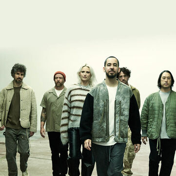 I Linkin Park sono innegabilmente una delle rock band pi&ugrave; influenti degli ultimi decenni, con innumerevoli successi indimenticabili che hanno plasmato il panorama musicale moderno.Ora, sette anni dopo il loro ultimo album e la straziante perdita di Chester Bennington, sono tornati con il loro nuovo potente disco: From Zero.Non perdere questo grande momento: dai un'occhiata al nuovo album e scopri tutto il nuovo merch!
