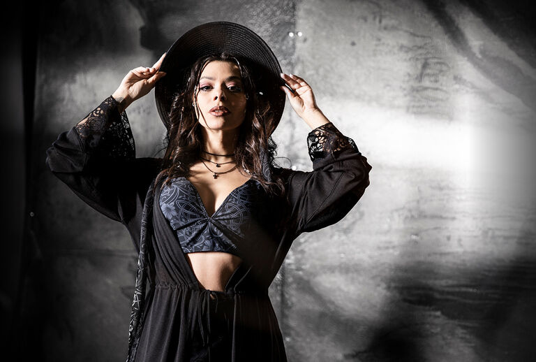 Rooted In Reverance / La collezione Black Premium by EMP &egrave; viscerale, potente e intrisa di simbolismo. Al suo cuore pulsa il serpente: un antico emblema di forza, trasformazione e invincibilit&agrave;. Insieme a trame che richiamano gli intrecci dei nodi celtici, d&agrave; vita a un look che non chiede permesso, ma impone la propria presenza.Abbiamo sviluppato stampe e ricami esclusivi, audaci e senza compromessi; la ricchezza dei dettagli rende ogni pezzo istantaneamente iconico. Finiture ricercate, come bottoni e terminali dei cordini dal design personalizzato, aggiungono il tocco finale, garantendo che ogni articolo sia un pezzo unico. / Scopri ora!