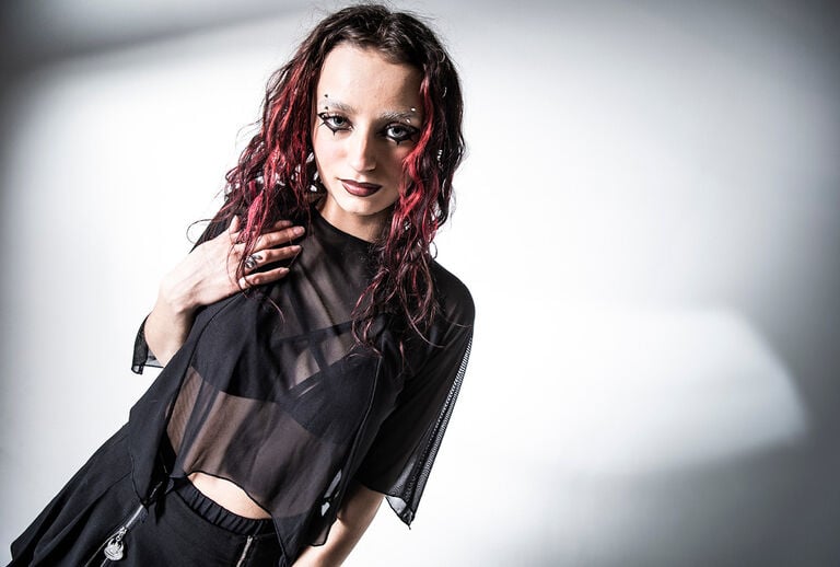 The Void / Questa collezione ti trasporta nel mondo dell&rsquo;estetica nu-goth: nero profondo, occultismo e segni caratterizzati da simboli disegnati a mano, stampe "all-over" di occhi e illustrazioni mistiche. Ispirandosi alla citazione di Nietzsche, "Se guardi abbastanza a lungo nell'abisso, l'abisso inizia a guardare dentro di te", il risultato &egrave; un look che sembra lo specchio dell'abisso stesso.Silhouette oversize, dettagli usurati, elementi in rete sottile e accenti metallici danno vita a un'attitudine da strega moderna e oscura. Motivi illustrativi, catene e strutture in maglia fluttuanti e parzialmente sfilacciate uniscono l'alta moda all'atmosfera fredda e cupa dello stile nu-goth &mdash; senza concessioni al romanticismo, ma restando cruda, glaciale ed enigmatica. / Scopri ora!