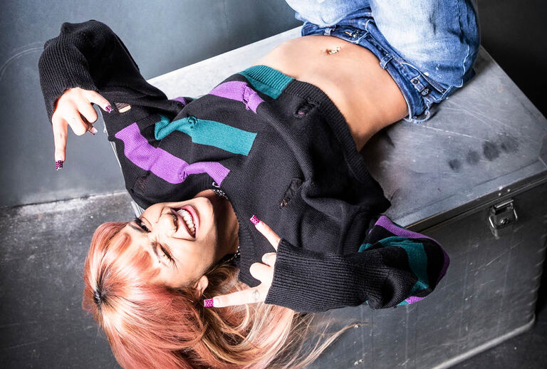 Cute Morbid / La nuova collezione Full Volume by EMP gioca con l'accattivante contrasto tra dolce e morboso, ma anche morbido e oscuro. I toni del nero profondo costituiscono la base, mentre varianti di viola creano un'atmosfera quasi eterea.Le taglie oversize creano una silhouette comoda, ma al tempo stesso estetica, perfetta per mettere in risalto i design più accattivanti. Le stampe olografiche e le righe a contrasto catturano la luce, donando a ogni capo un tocco scintillante.Dietro una facciata simpatica e dolce, spesso si nascondono piccoli oscuri segreti, come una farfalla rinchiusa oppure un coniglietto anomalo. Immagini che ridefiniscono la tenerezza e aggiungono un tocco di estetica oscura. / Scopri ora!