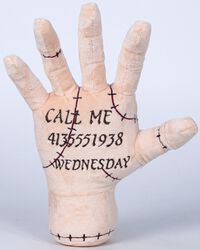 Eiskaltes Händchen - Call Me, Wednesday, Plüschfigur